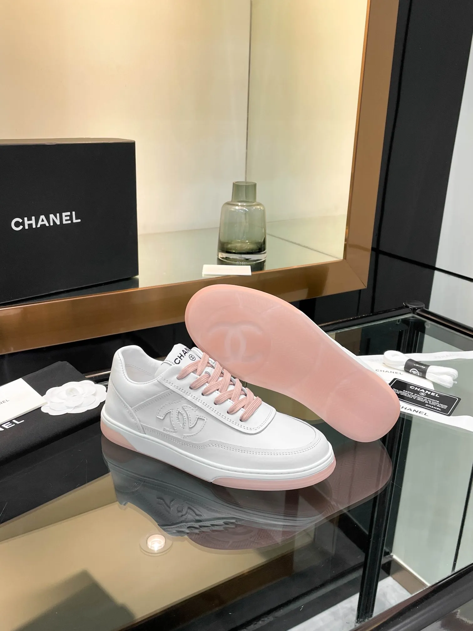 👟👟Ex-factory price 520👟👟Chanel Chanel 25SF latest model full leather panda color white shoes casual sports shoes skateboard shoes original purchase and development production Xiaoxiang C Home Another super popular item in the counter, loved by Internet celebrity bloggers and sisters, and various praises on social platforms. It is very popular, has a high texture, is breathable and super spring and summer. Seeing this issue always arouses the inner desire of girls for fashion. The latest suede material, classic black and white color, full of fashionable feeling on the feet, easy to care for. Fabric: Original customized imported cowhide material. Lining: Customized soft sheepskin lining. Sole: Original molded TPU non-slip outsole. Bottom thickness: 2.5CM. Size: Women's size 35-40 (custom-made sizes 40 are non-refundable)